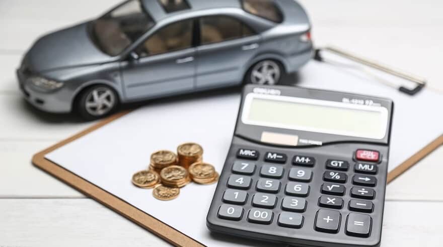 Mão assinando um contrato bancário